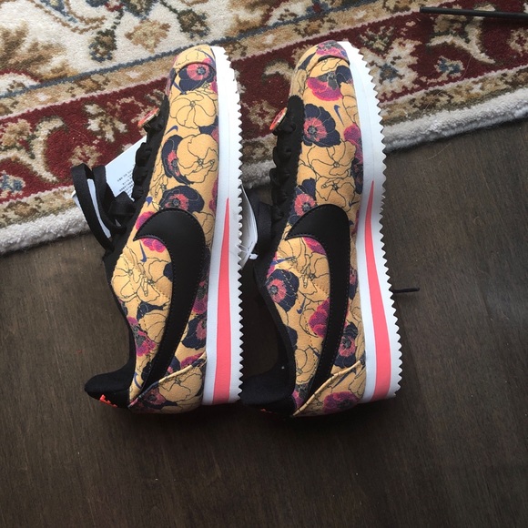 Nike running shoes limited edition - Picture 2 of 4